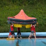 Die Wasserballer des SV bringen die Rettungsinsel in Position...