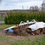 Eine riesen Menge an Laub war am Ende der Aktion zusammengetragen (und zunächst behelfsmäßig abgedeckt)