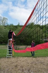 Vom Förderverein gestiftet: ein neues Netz für das Volleyballfeld.